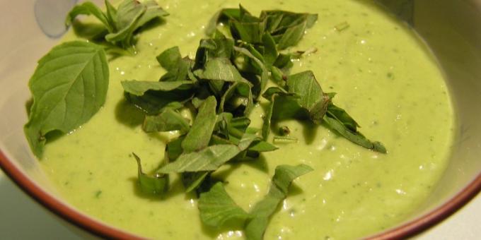 तुलसी के साथ सबसे अच्छा व्यंजनों: तुलसी के साथ एवोकैडो सूप