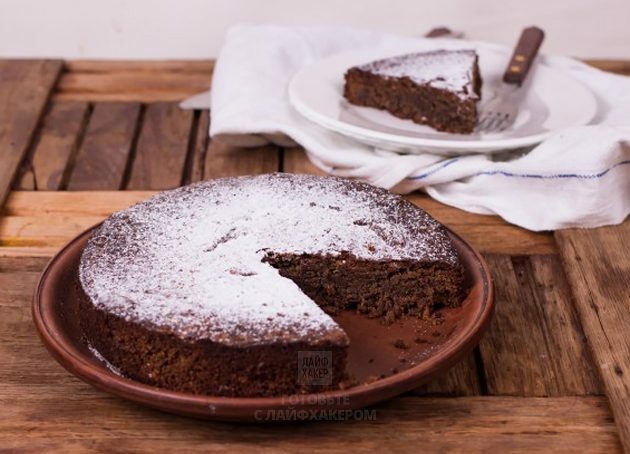 पूरी तरह से ठंडा होने के बाद इतालवी अखरोट केक को स्लाइस करें