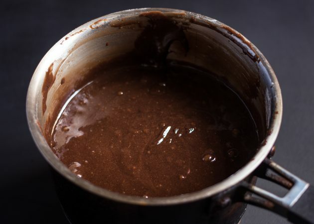 चॉकलेट ब्राउनी रेसिपी: आटे को ज्यादा देर तक गूंधें नहीं