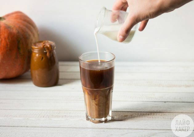 कद्दू के लट्टे: कॉफी और दूध में डालें