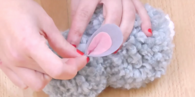 DIY नरम खिलौने: गोंद पोम-पोम्स और कान