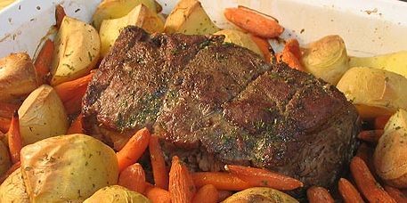 आलू और गाजर के साथ मसालेदार गोमांस: ओवन में मांस पकाने के लिए कैसे