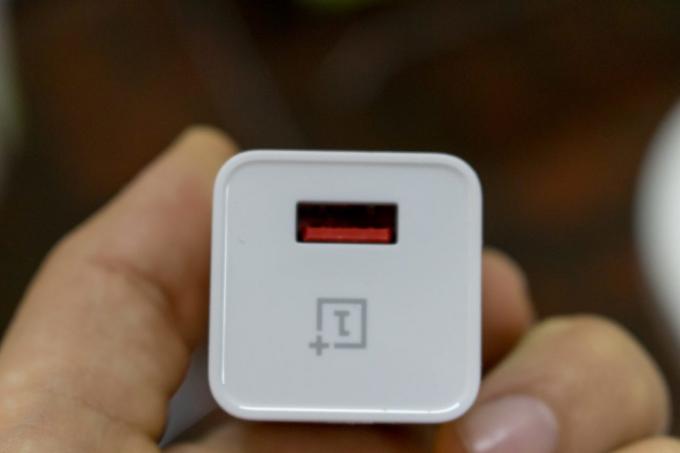 3T OnePlus: चार्जर