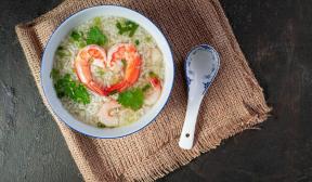 झींगा के साथ थाई चावल का सूप
