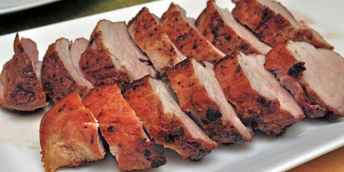 ओवन में सूअर का मांस के लिए केफिर अचार