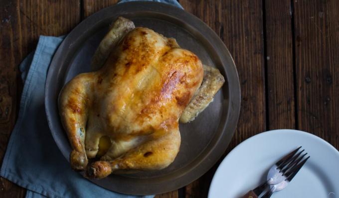 चिकन को नींबू, प्याज और लहसुन के साथ ओवन में पकाया जाता है
