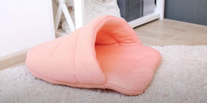 एक बिल्ली के लिए एक चप्पल के आकार के कपड़े बिस्तर कैसे सीवे