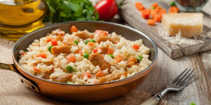 चावल, मटर और गाजर के साथ चिकन