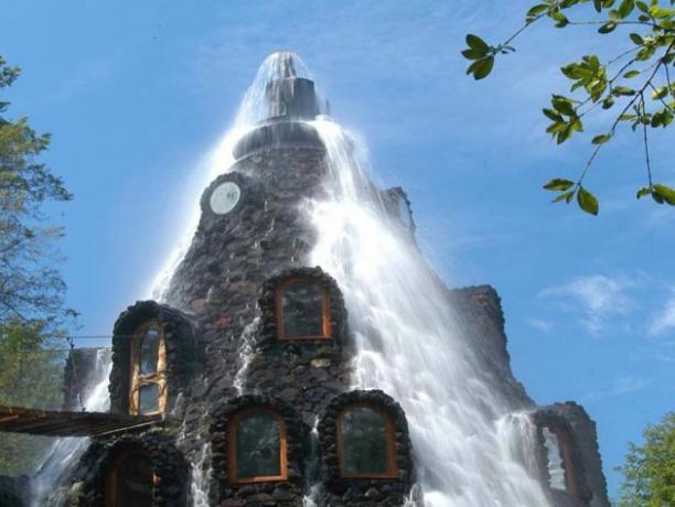होटल मैजिक माउंटेन होटल चिली संरक्षित वनों में स्थित है