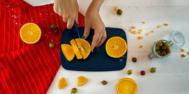 आंवला नारंगी जाम: संतरे को काट लें