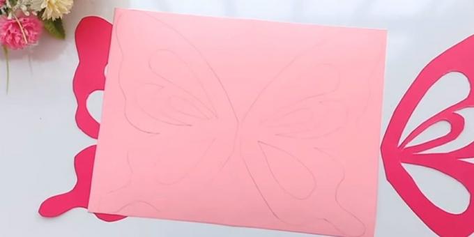 अपने खुद के हाथों से जन्मदिन कार्ड: गुलाबी कागज और सर्कल के पंख संलग्न