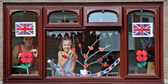 VE दिवस के लिए घर सजाने वाला वेल्श परिवार