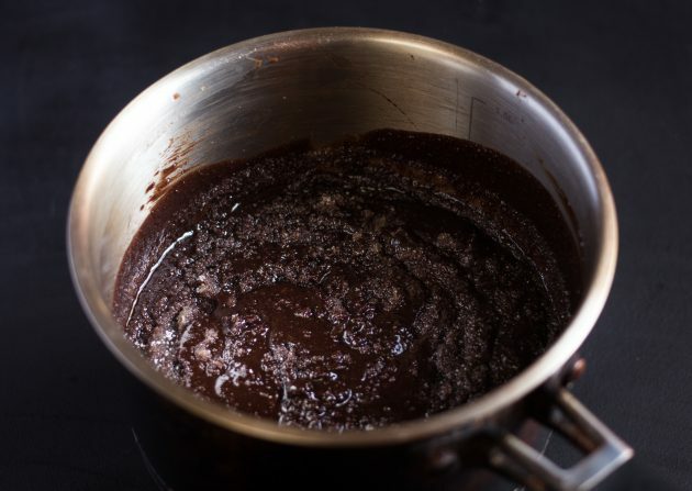 चॉकलेट ब्राउनी नुस्खा: चीनी और कोको जोड़ें