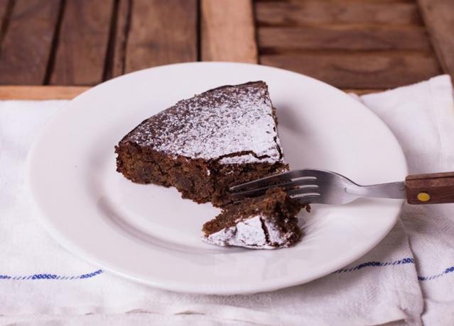 अखरोट केक: टुकड़े चीनी के साथ सतह छिड़क