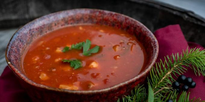धीमी कुकर में स्प्रैट सूप