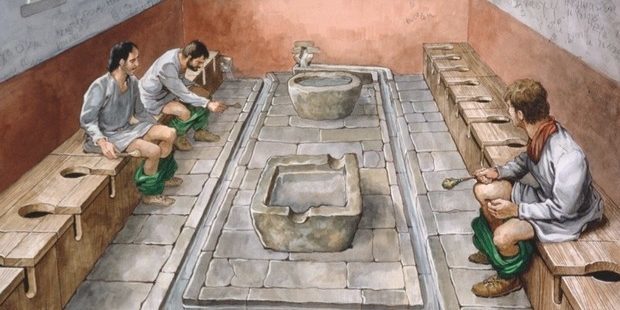 प्राचीन रोमन के सार्वजनिक शौचालय छेद के साथ एक लंबी बेंच है