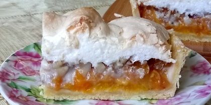 खुबानी के साथ केक: खुबानी और हवादार meringue के साथ केक