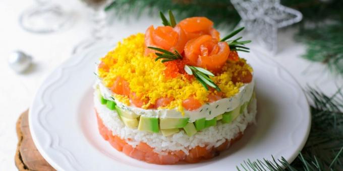 लाल मछली और चावल के साथ स्तरित सलाद