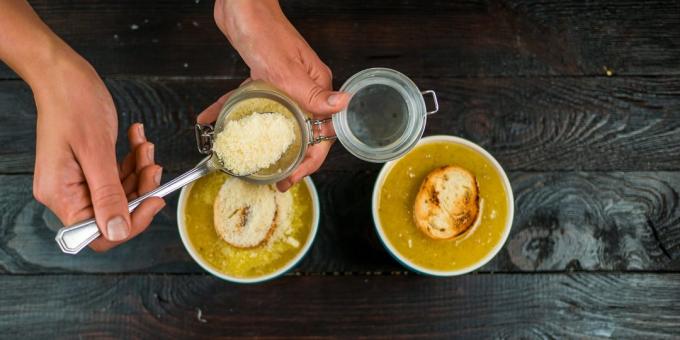 कैसे फ्रेंच प्याज सूप तैयार करने के लिए: छिड़ककर कसा हुआ पनीर
