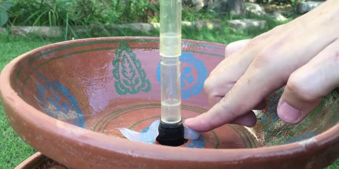 डू-इट-खुद फव्वारा कैसे बनाएं: सीलेंट के साथ पानी के डिब्बे को कवर करें