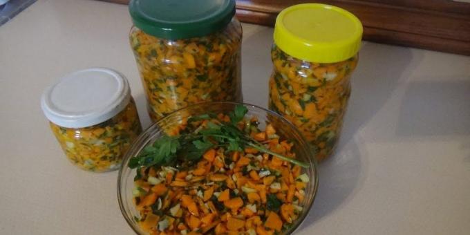 कैसे सर्दियों गाजर के लिए तैयार करने के लिए: साग के साथ गाजर का मसालेदार सलाद