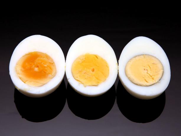 अंडे एक डबल बायलर में पकाया जाता है
