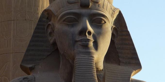 मिस्र के लक्सर मंदिर में रामसेस द्वितीय की एक मूर्ति के प्रमुख
