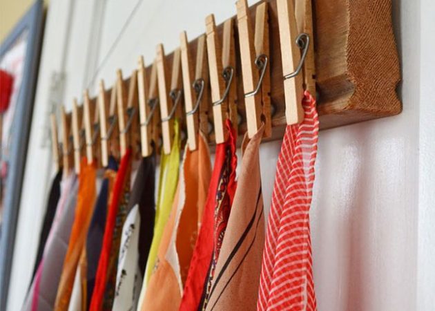 कोठरी में चीजों को ध्यान में रखते हुए: कपड़े खूंटे स्कार्फ