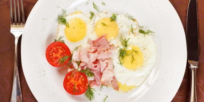 प्याज, पनीर और जड़ी बूटियों के साथ तले हुए अंडे: आसान नुस्खा