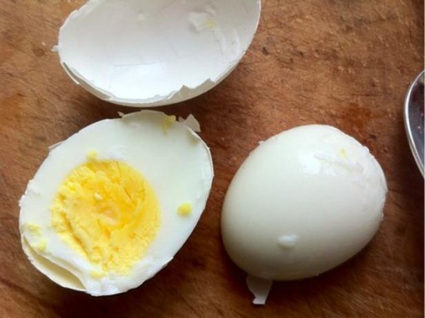 रसोई चाल: कैसे जल्दी से साफ उबला हुआ अंडे