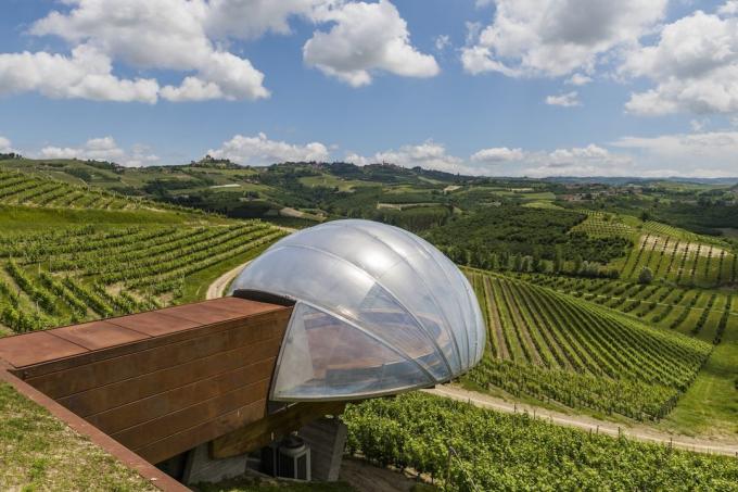 यूरोपीय वास्तुकला: Ceratto वाइनरी अल्बा में अंगूर के बागों की ओर मुख