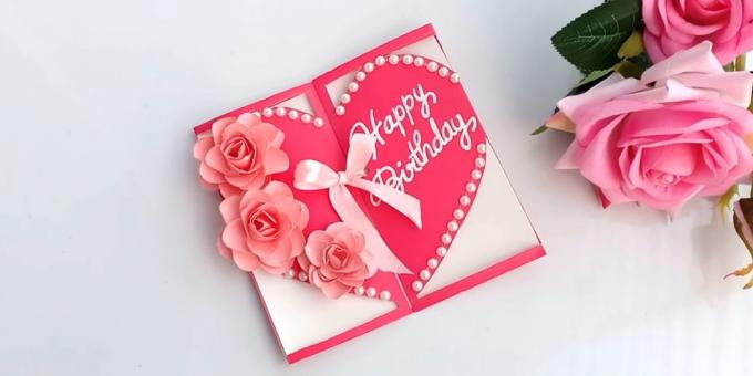 अपने हाथों से अपने जन्मदिन के लिए फूलों के साथ एक दिल के रूप में एक ग्रीटिंग कार्ड बनाने के लिए