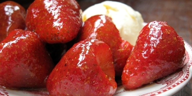 स्ट्रॉबेरी के साथ व्यंजनों: चमकता हुआ स्ट्राबेरी
