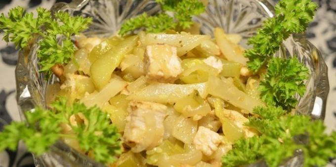 आटिचोक व्यंजनों: यरूशलेम आटिचोक, चिकन और मसालेदार खीरे के साथ गर्म सलाद