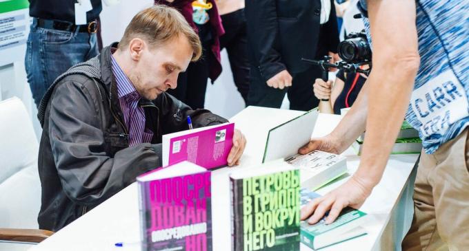 अलेक्सी साल्निकोव पाठकों के लिए पुस्तकों पर हस्ताक्षर करता है