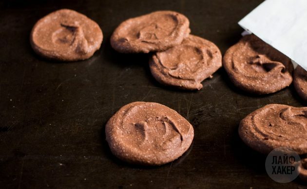 बेकिंग के बाद चॉकलेट चिप कुकीज़ को ठंडा करें, फिर चर्मपत्र से हटा दें