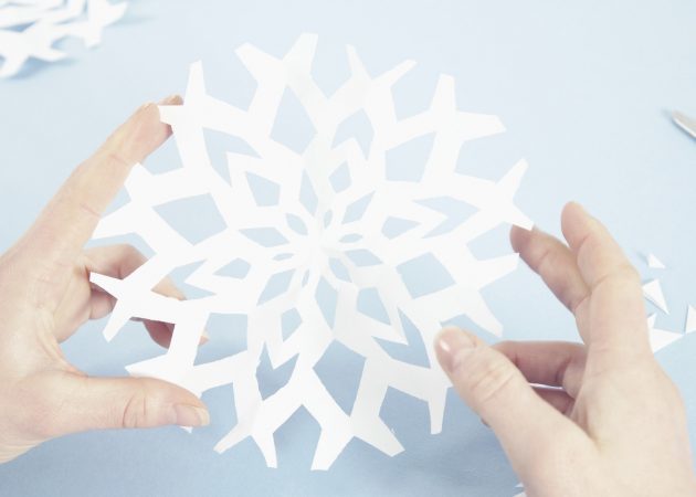 सजाने एक क्रिसमस का पेड़: बर्फ़ कागज के बने