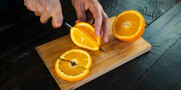 खुबानी और नारंगी जाम: संतरे को काट लें