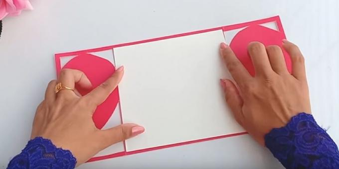 सफेद कागज के एक टुकड़े ताश के पत्तों की पीठ के आकार में कटौती