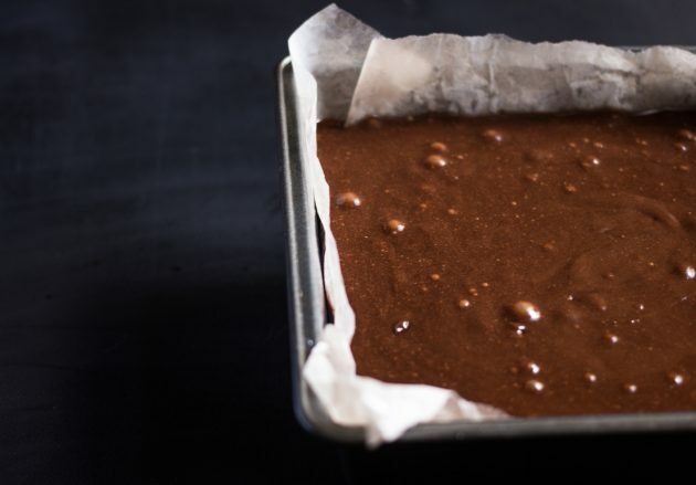 चॉकलेट ब्राउनी रेसिपी: आटे को सांचे में डालें