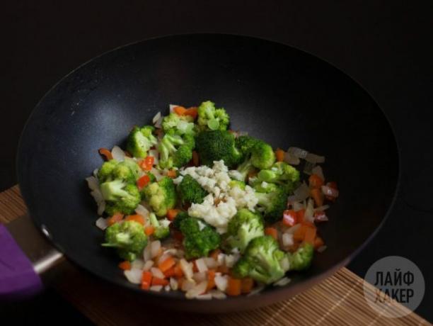 कैसे बनाएं हलचल-भात चावल: सब्जियों को काटें