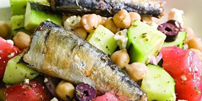 मछली के साथ सलाद: सार्डिन के साथ ग्रीक सलाद