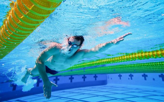 स्वस्थ फेफड़े और दिल: लाभ तैरना