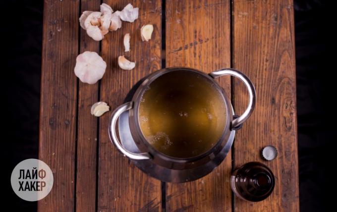 पनीर पकाने के लिए कैसे fondue: लहसुन दीवार fondyushnitsy का एक टुकड़ा रगड़ना