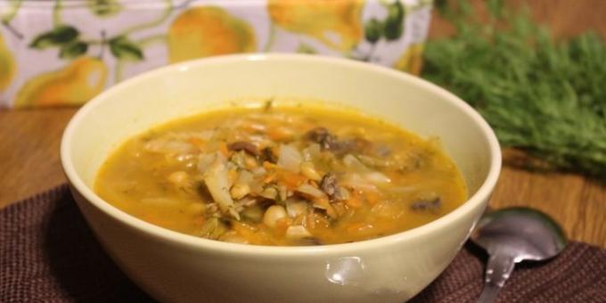 गोभी और सूखे मशरूम के साथ झुक मटर का सूप