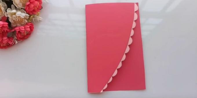 अपने खुद के हाथों से जन्मदिन कार्ड: आधा आड़े में गुलाबी कागज़ कट