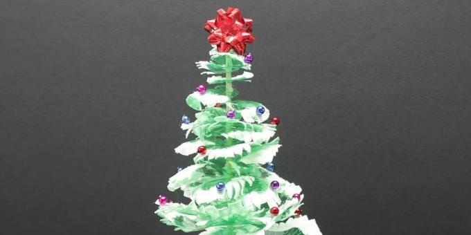 अपने हाथों से प्लास्टिक की बोतलों से क्रिसमस का पेड़ कैसे बनाएं