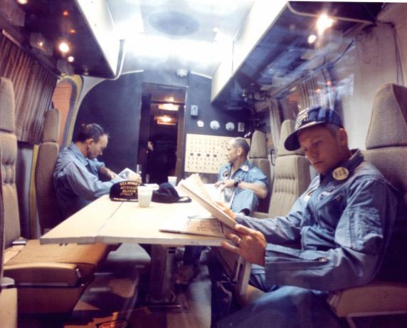 कूल कारों नासा: संगरोध इकाई में अंतरिक्ष यात्री