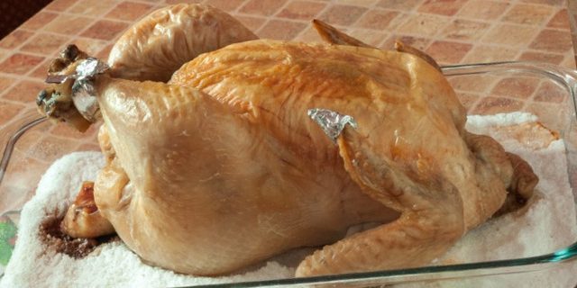 पूरे चिकन नमक: ओवन में व्यंजनों चिकन 