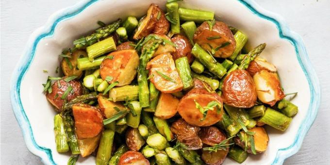 शतावरी और नींबू सरसों ड्रेसिंग के साथ बेक्ड आलू: ओवन में सब्जियों